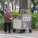 都沒有客人!無助阿嬤「路邊賣雞蛋糕」令人不捨 當地人「公開背後真相」網笑:眼淚收回來了…