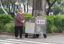 都沒有客人!無助阿嬤「路邊賣雞蛋糕」令人不捨 當地人「公開背後真相」網笑:眼淚收回來了…